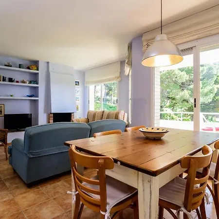 Fornells De La Selva Sleeps 6 Pool Apartment